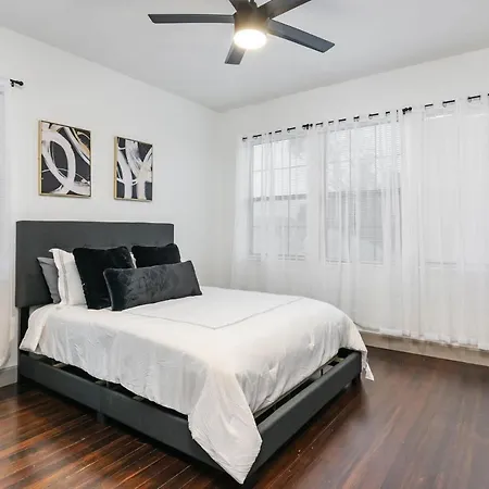 Chic Comforts In Tobin. Apartment